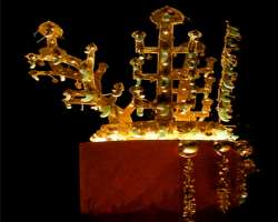 The museum displays a Silla gold crown belonging to the fifth century which was found from the North tomb of Hwangnamdaechong in Gyeongju. Other ornam